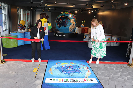 Eröffnung "Rebuild the Worl - Planet Legoland" am 01.07.2021 durch die Geschäftsführerin des Familien-Freizeitpark-Resorts Manuela Stone und Geschäftsführerin der LEGO Gruppe für Zentral Europa, Karen Pascha-Gladyshev  (©Foto: Martin Schmitz)